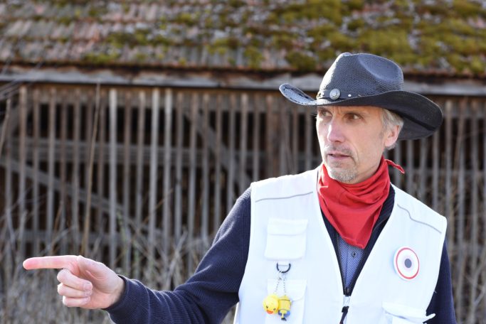 2022 Andreas Waschull, Ver-jager Rumpelstilzchen, weisse Weste, Cowboy